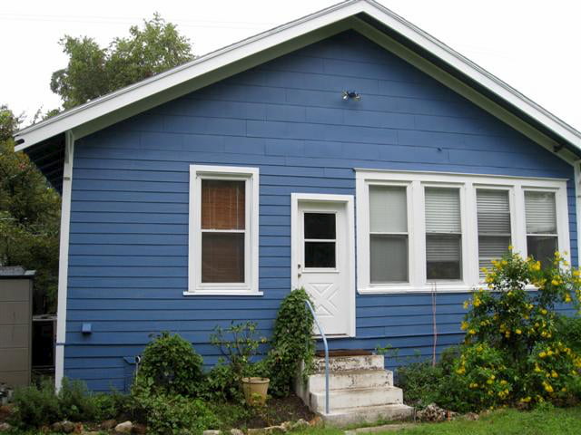 Stucco and trim in Austin before Tex Painting repainted it